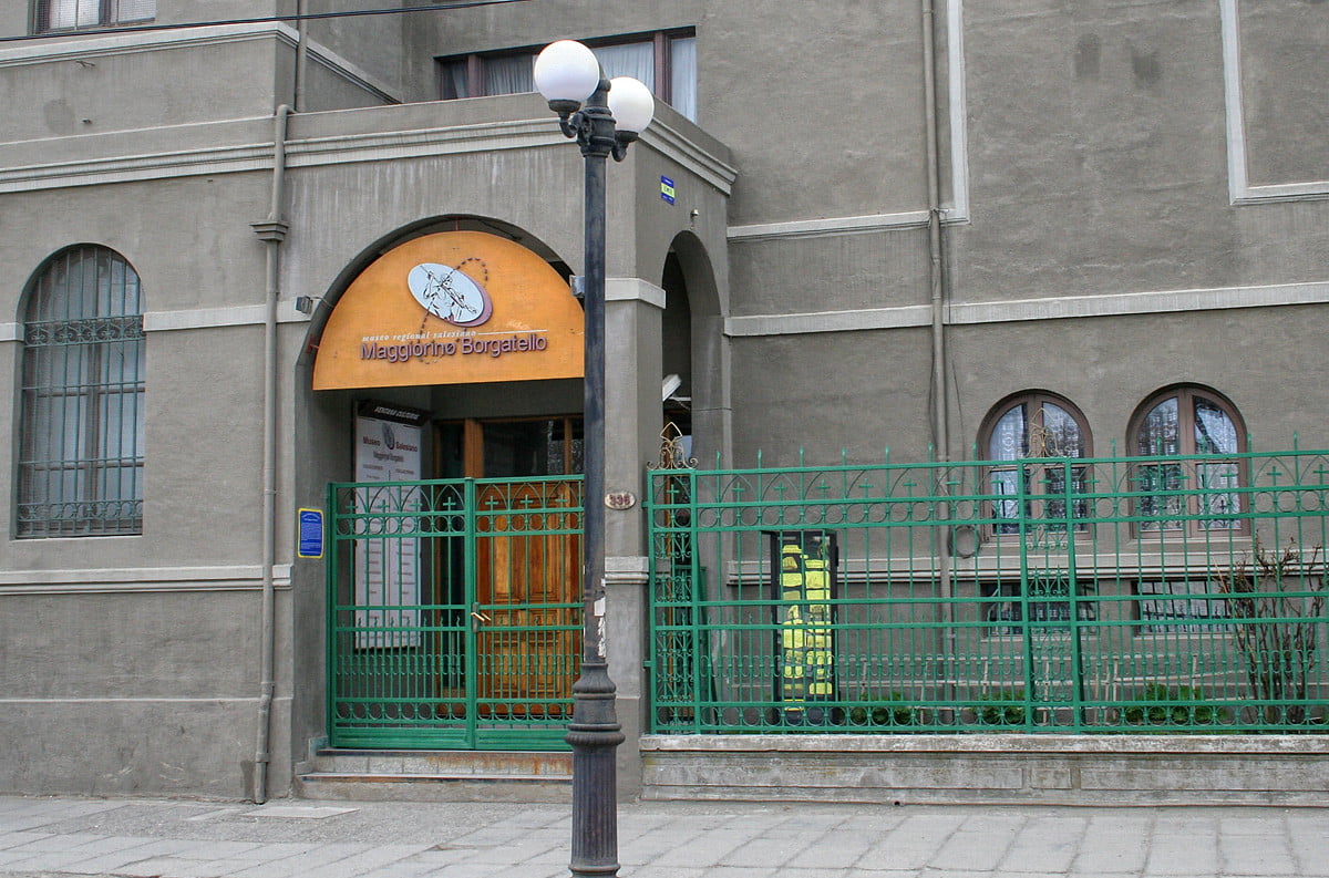 Se construye un nuevo edificio de tres pisos